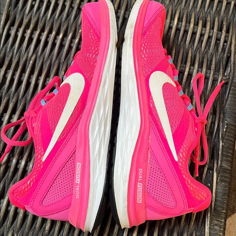 Nike Women's Bright Pink Athletic Shoes - Picture 7 of 10